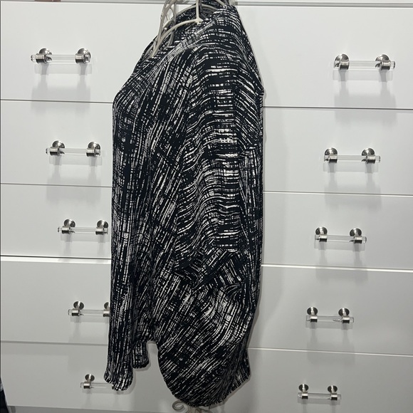 Lush Black and White Abstract V-neck Blouse, size XL, New - Picture 2 of 5